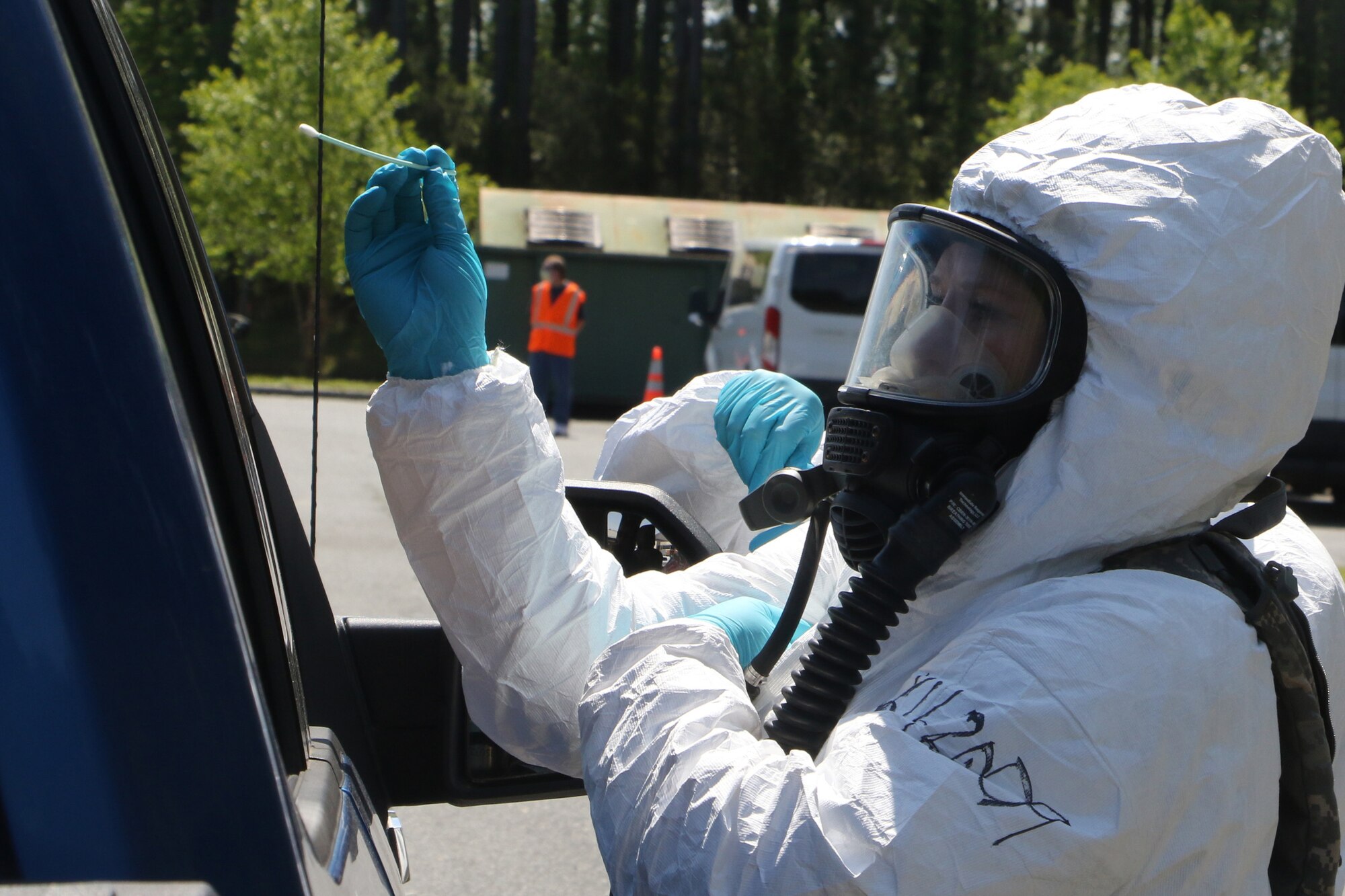 Virginia National Guard Soldiers and Airmen assist with a drive-thru COVID-19 testing site run by the Virginia Department of Health Eastern Shore Health District May 8, 2020, at the Eastern Shore Community College in Melfa, Virginia. VNG sample strike teams are helping increase Virginia’s COVID-19 testing capacity at long-term care facilities and other locations.