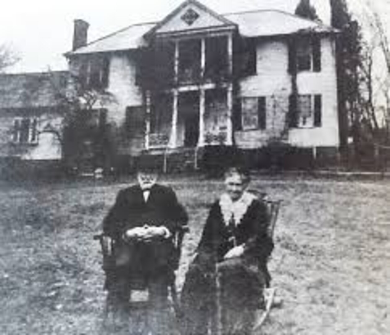 James Bellwood is pictured with his wife, Helen, at the Richmond, Virginia, manor in 1915.