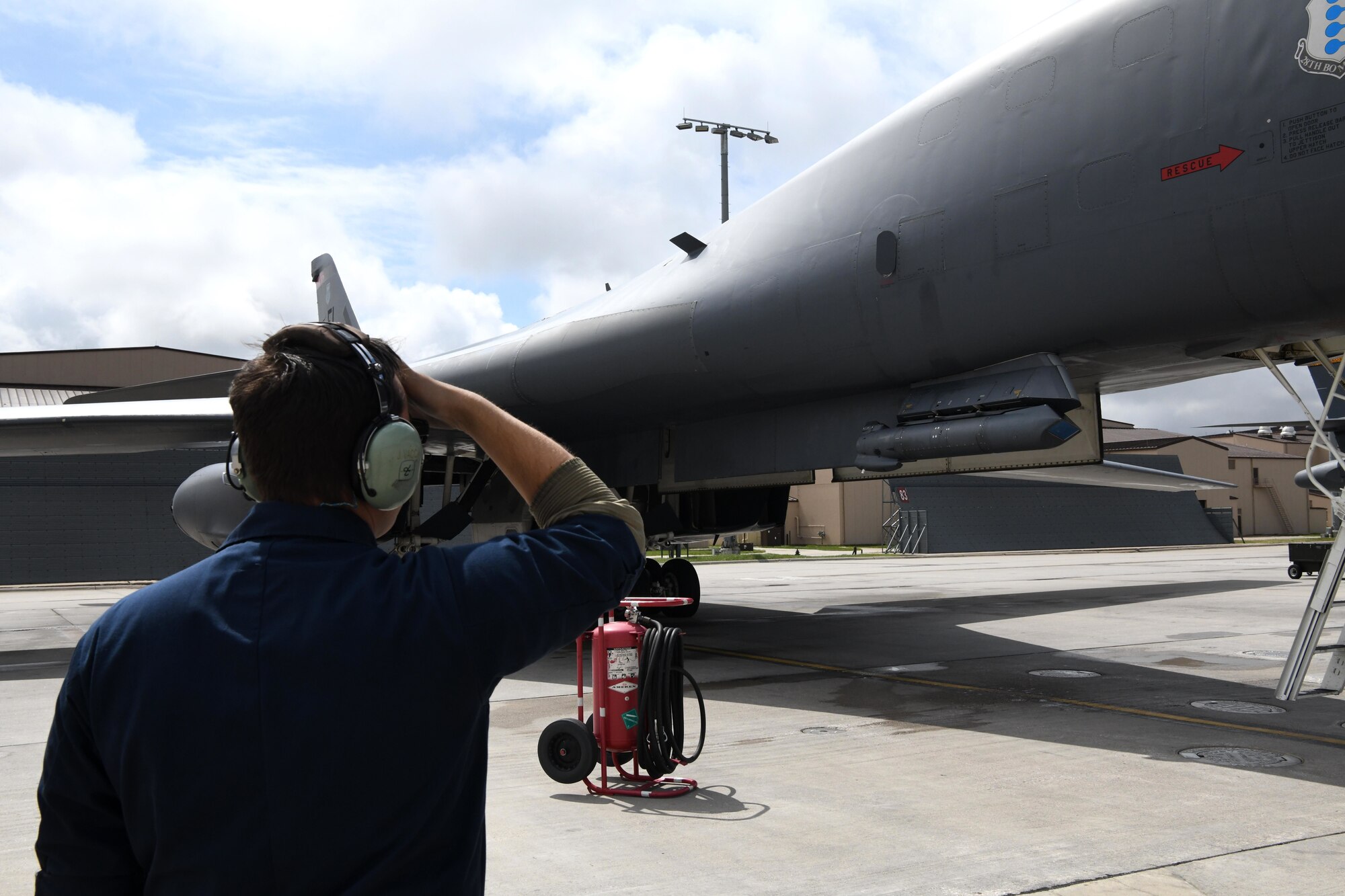 Maintainer talks to aircrew