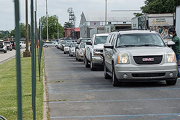 Photo of cars lining up for food boxes.