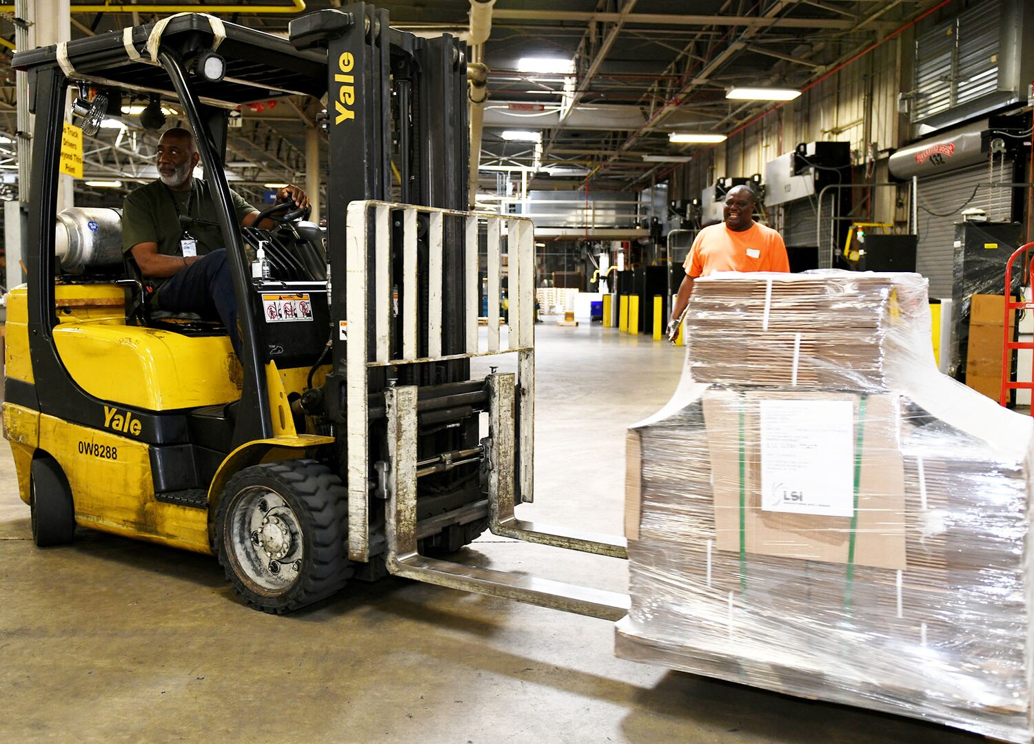 Fork lift and pallet
