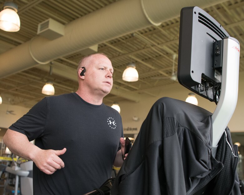 Senior Master Sgt. Ken Bachman, 512th
Recruiting Squadron flight chief, runs on a
treadmill at the fitness center, May 20, 2020, at
Dover Air Force Base, Delaware. As part of the
base’s Phase I reopening, military members are
allotted up to three one-hour workouts per
calendar week. (U.S. Air Force photo by Mauricio Campino)