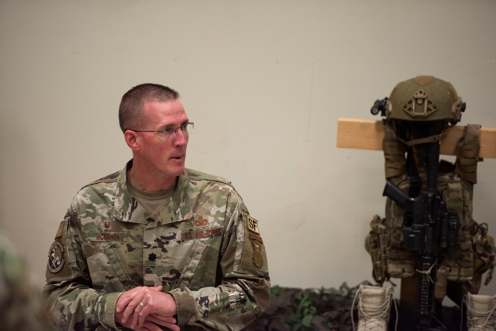 U.S. Air Force Lt. Col. Kevin McMahon, 39th Security Forces Squadron commander, provides closing remarks during a Final Guard Mount ceremony May 15, 2020, at Incirlik Air Base, Turkey. McMahon emphasized the importance of remembering the fallen, and encouraged his troops to draw strength from the memory of their comrades. (U.S. Air Force photo by Staff Sgt. Joshua Magbanua)