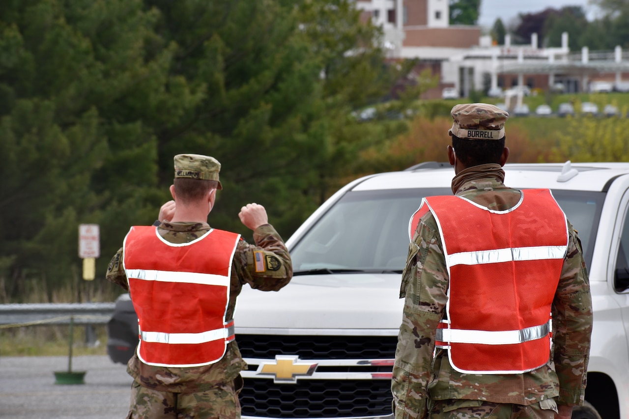 Soldiers volunteering at a COVID-19 testing site.