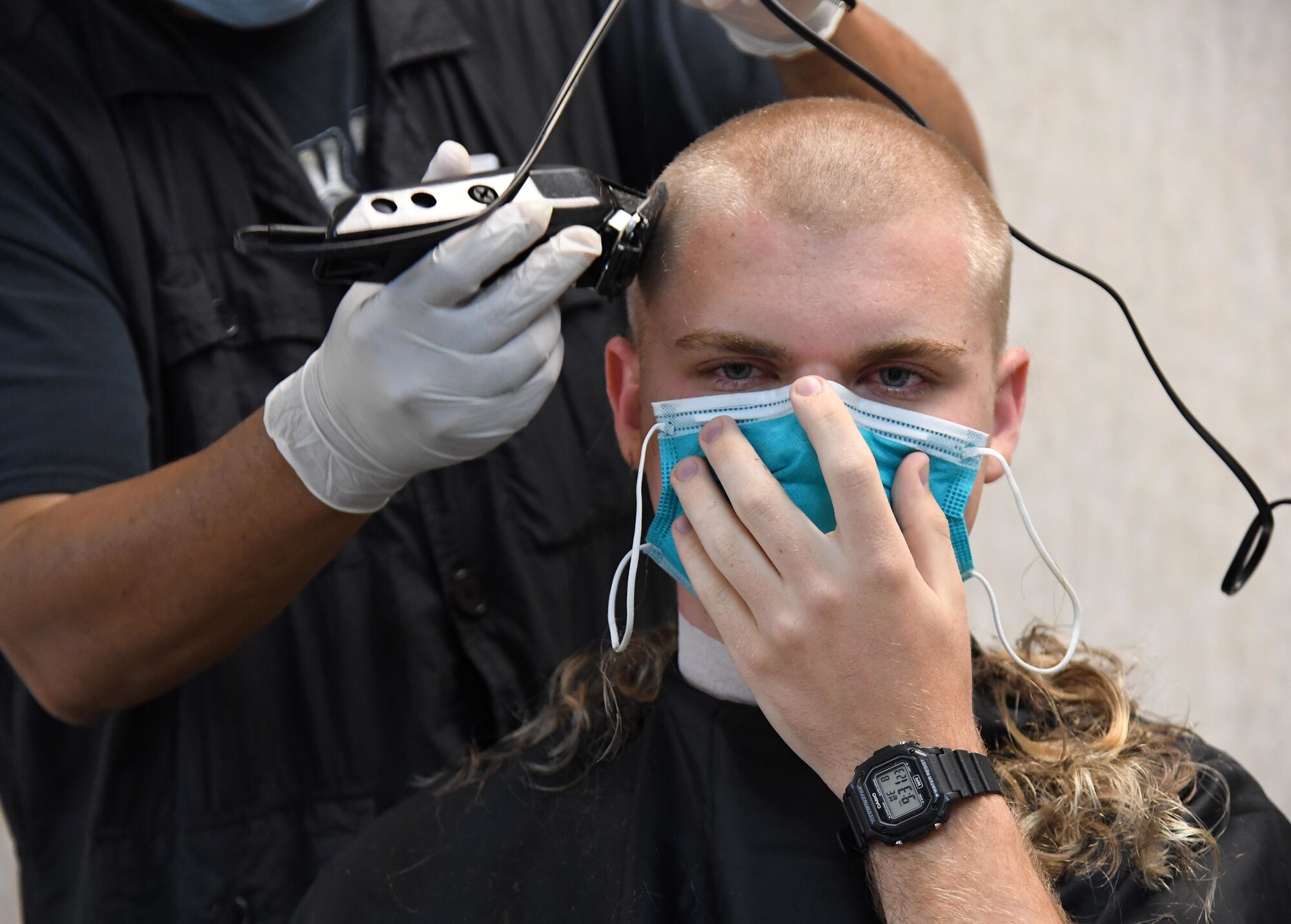 Airmen in training gets haircut