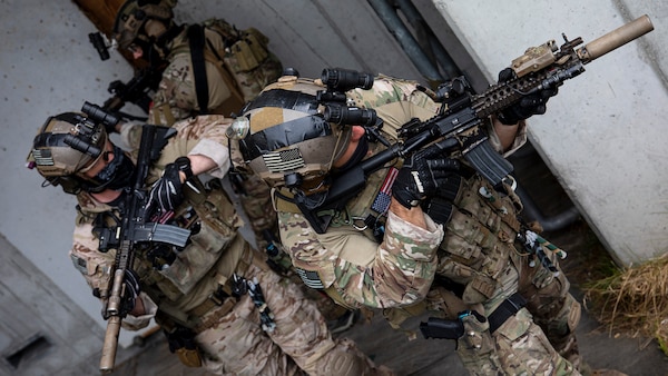 Army Green Berets assigned to 1st Battalion, 10th Special Forces Group, prepare to breach and enter building as part of Close Quarter Battle training in Germany, May 5, 2020 (U.S. Army/Thomas Mort)