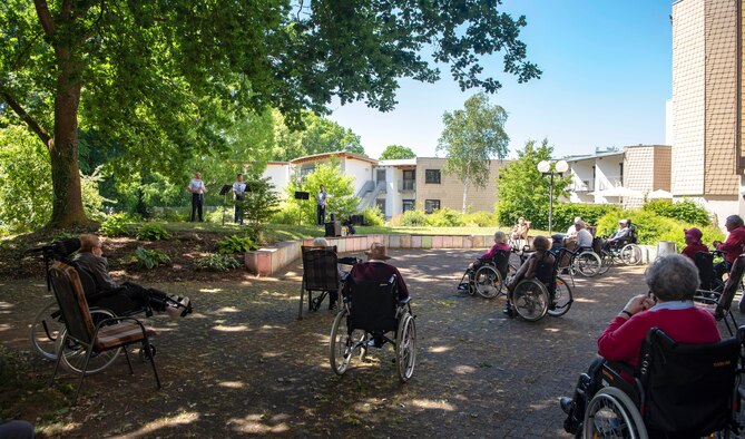 USAFE Band plays for local retirement home