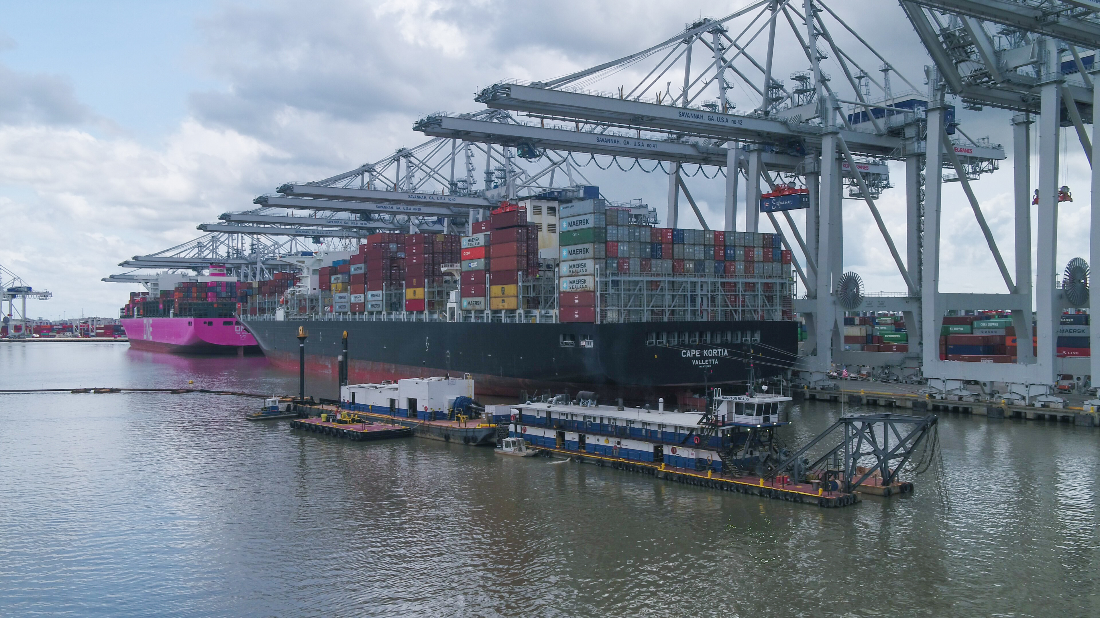 Savannah harbor deepening sets precedent; four dredges in harbor  simultaneously > Savannah District > News Releases