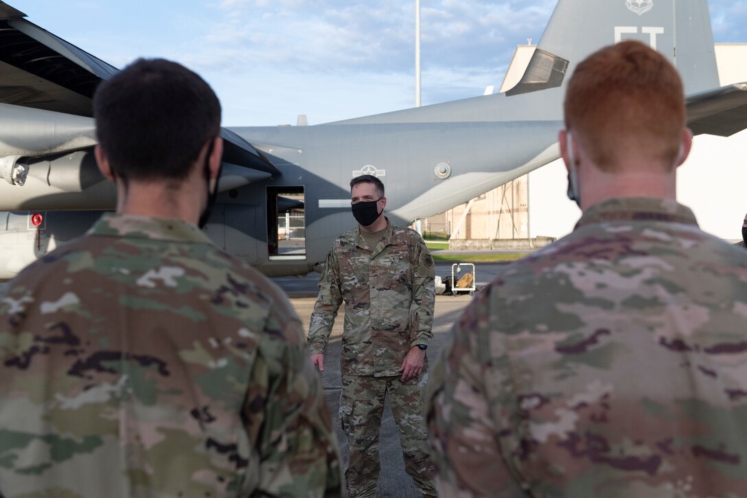 A photo of the 23d Wing commander speaking with Airmen