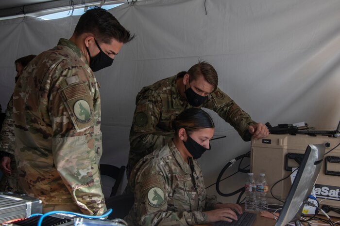 Airmen monitor computers.