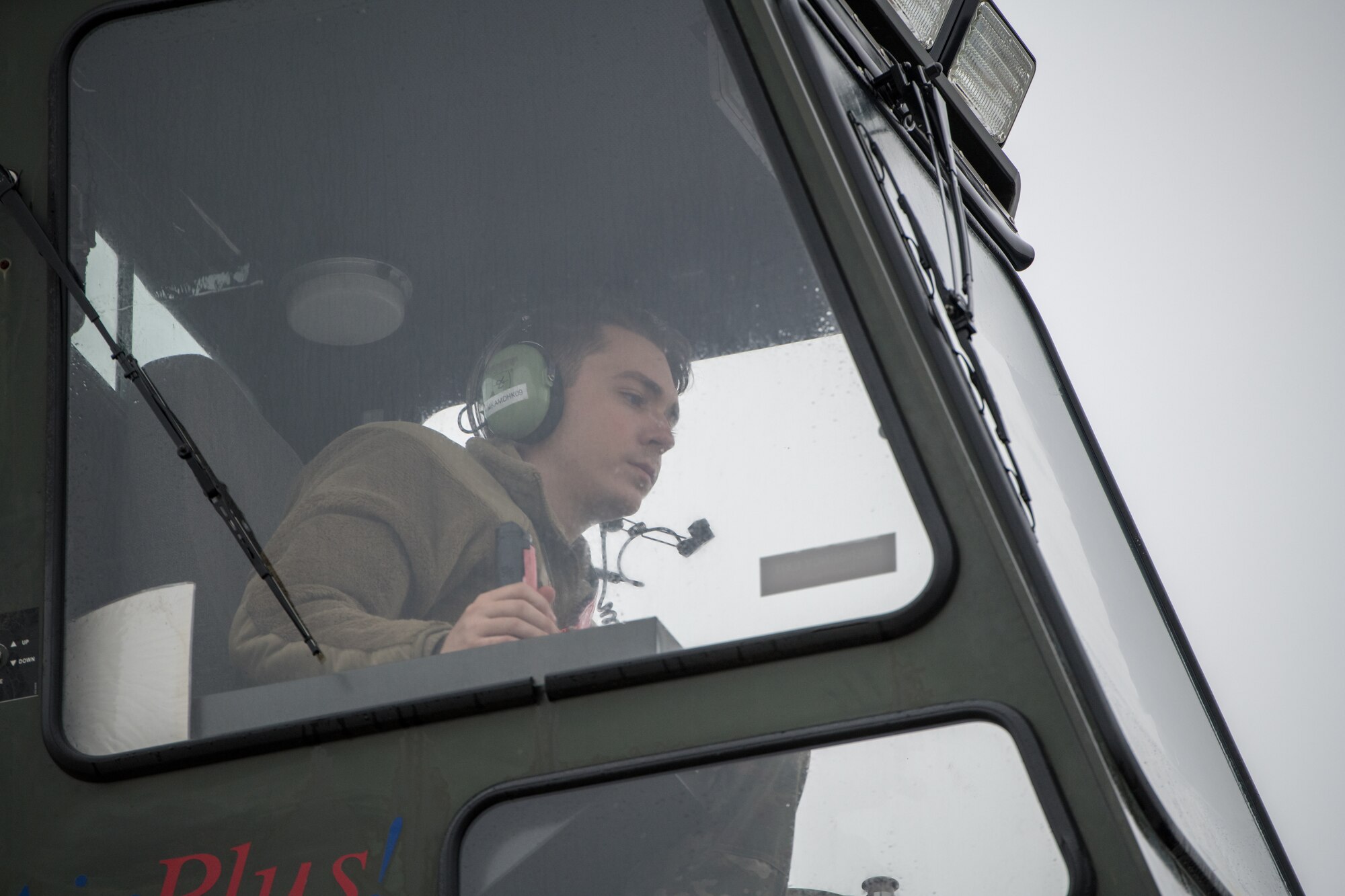 Senior Airman Thomas Hawkins, 22nd Maintenance Squadron aerospace propulsion journeyman, controls a Global GL1800 de-ice basket Oct. 28, 2020, at McConnell Air Force Base,