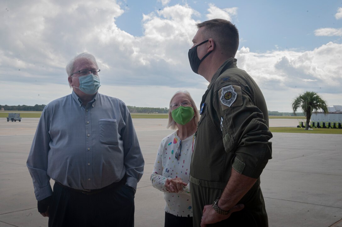 Photo of Col. Dan Walls speaking to Chenault family members
