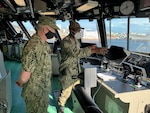 Lt. Linzie Bogan II, right, briefs Vice Chief of Naval Operations (VCNO) Adm. Bill Lescher on the conning system aboard the Freedom-variant littoral combat ship USS St. Louis (LCS 19) during a tour.