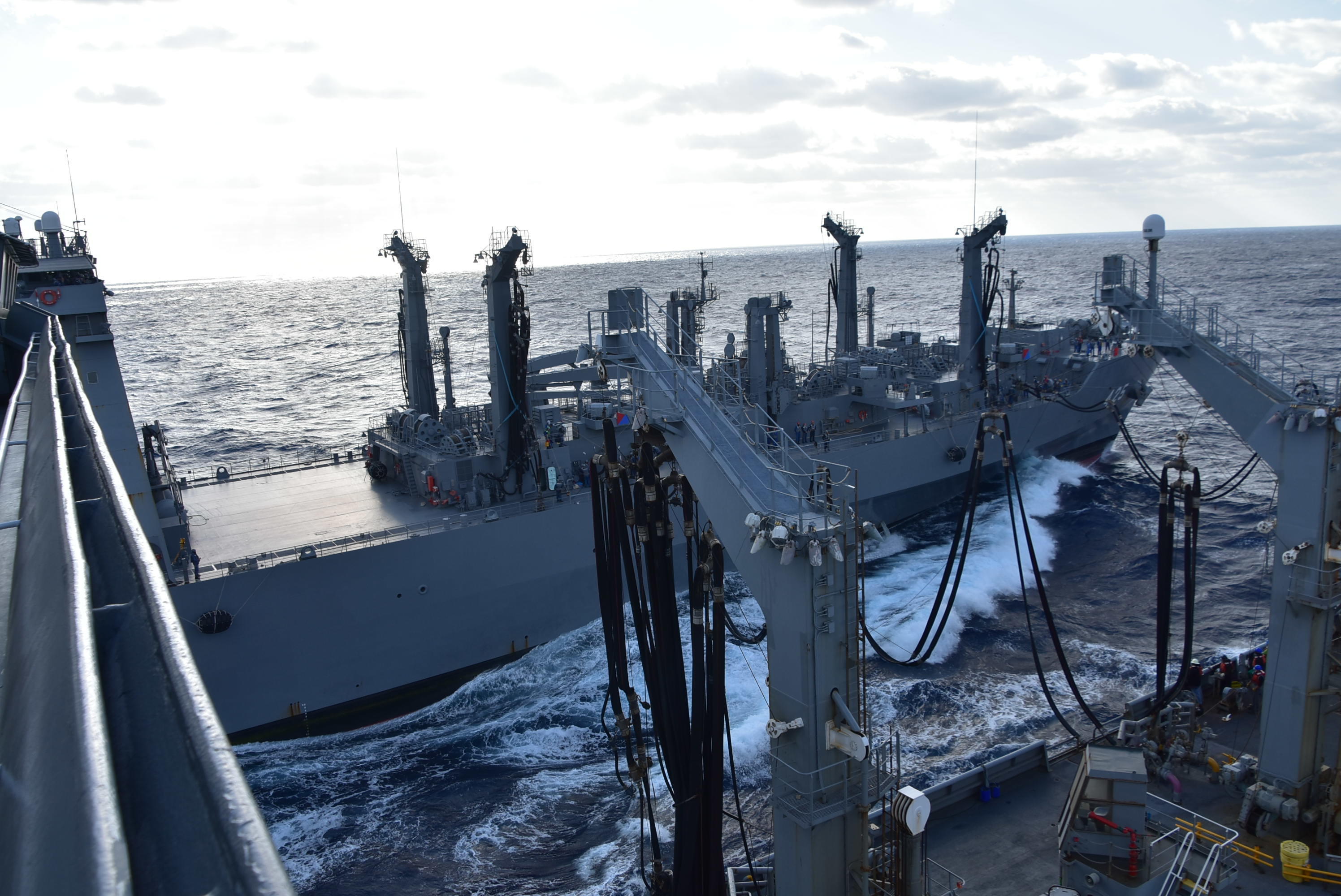 The Japan Maritime Self-Defense Force Mashū-class replenishment ship Mashū (AOE-425) receives fuel from the U.S. Navy Military Sealift Command Henry J. Kaiser-class fleet replenishment oiler USNS Tippecanoe (T-AO 199) during an underway replenishment as part of Keen Sword.