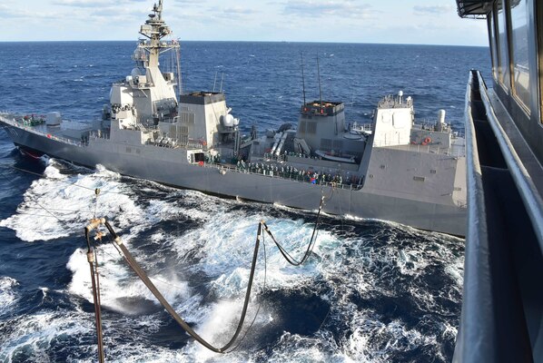 The Japan Maritime Self-Defense Force Akizuki-class destroyer JS Suzutsuki (DD 117) receives fuel from the U.S. Navy Military Sealift Command Henry J. Kaiser-class fleet replenishment oiler USNS Tippecanoe (T-AO 199) during Keen Sword.