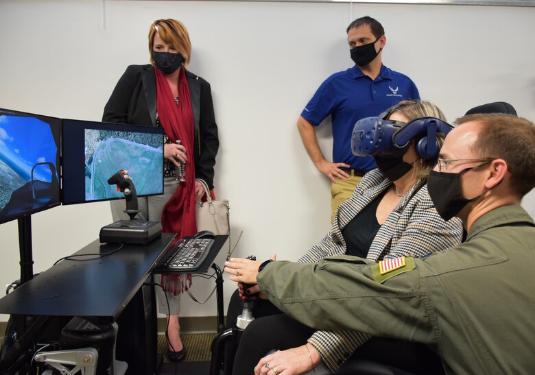 Commander demonstrates new aviation simulator at DLIELC.