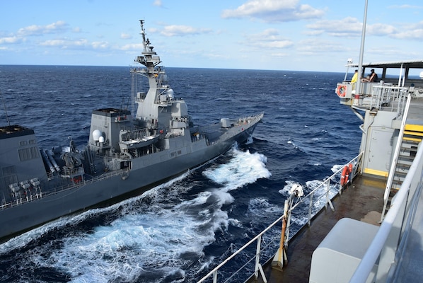 The Japan Maritime Self-Defense Force Akizuki-class destroyers JS Fuyuzuki (DD 118) steams alongside the U.S. Navy Military Sealift Command Henry J. Kaiser-class fleet replenishment oiler USNS Tippecanoe (T-AO 199) for an underway replenishment during Keen Sword.