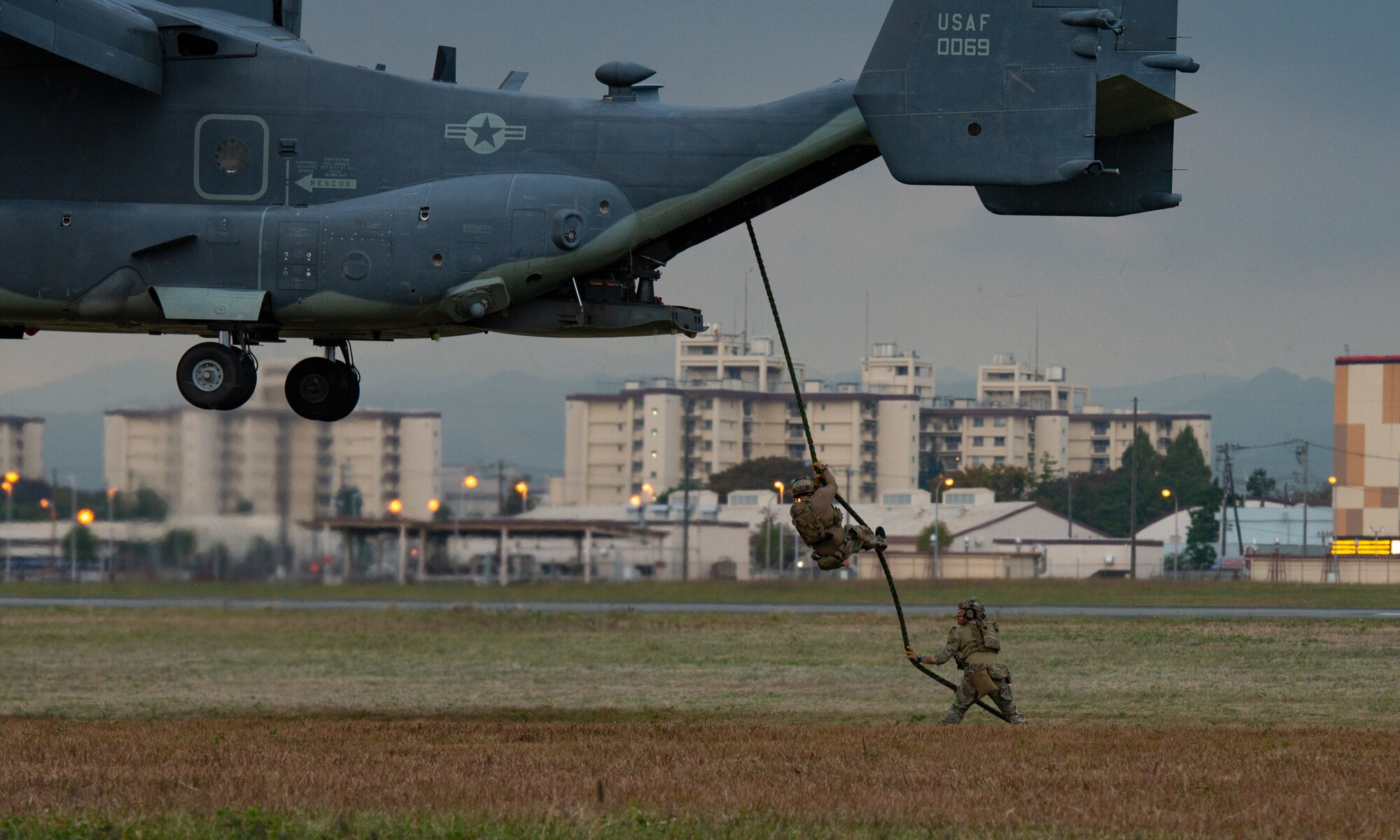 Members of the 320th Special Tactics Squadron and Charlie Company, 1st Battalion, 1st Special Forces Group (Airborne) descend from a CV-22 Osprey during a fast rope and hoist training