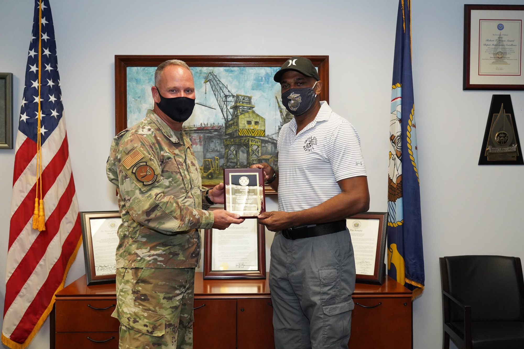 Lt. Gen. Jon Thomas, Pacific Air Forces deputy commander, presents Maurice Honeywood, Pearl Harbor Naval Shipyard, with a Combined Federal Campaign Heroes Award, October 6, 2020. (Courtesy photo)