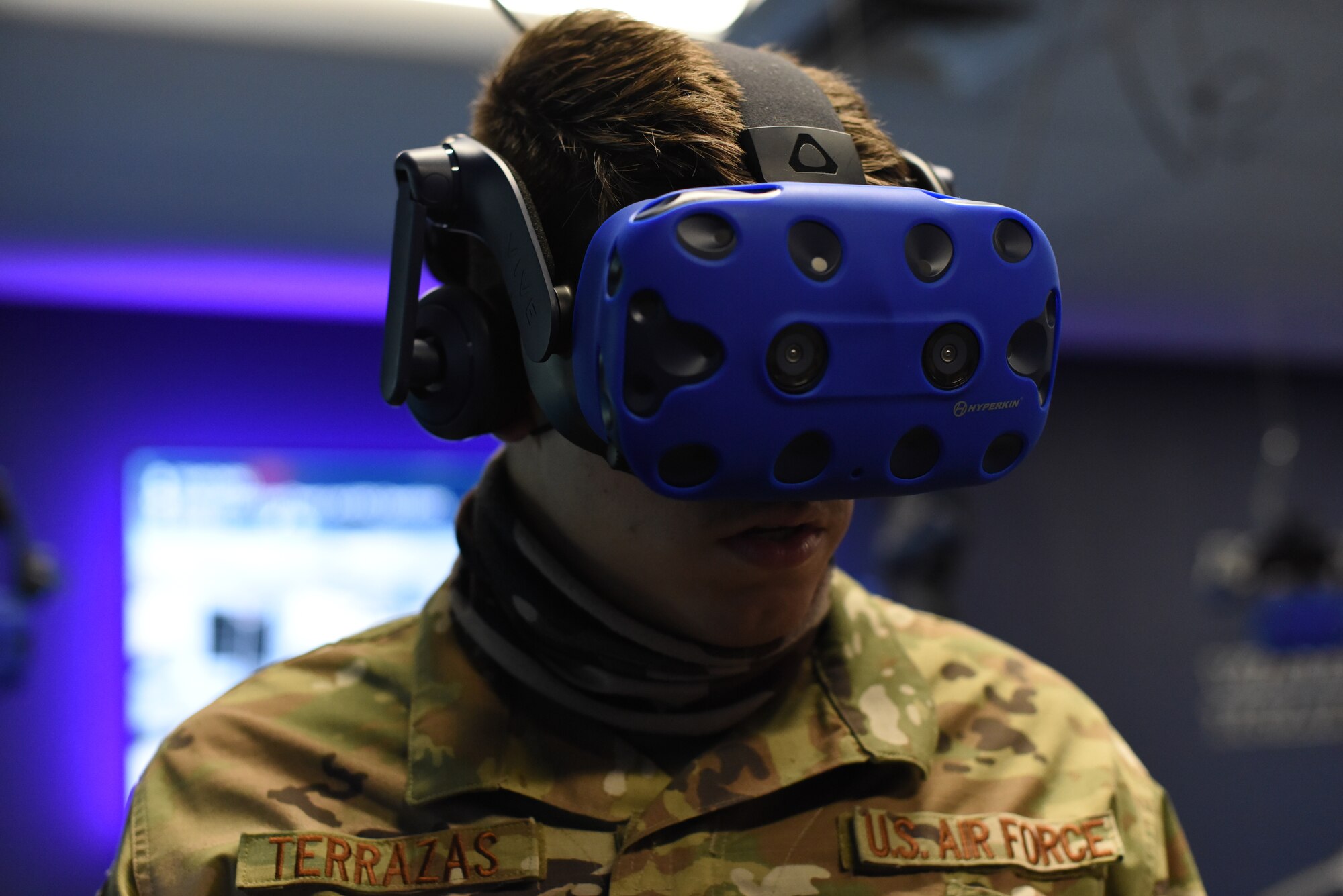 C-130 crew chief uses virtual reality headset to conduct training