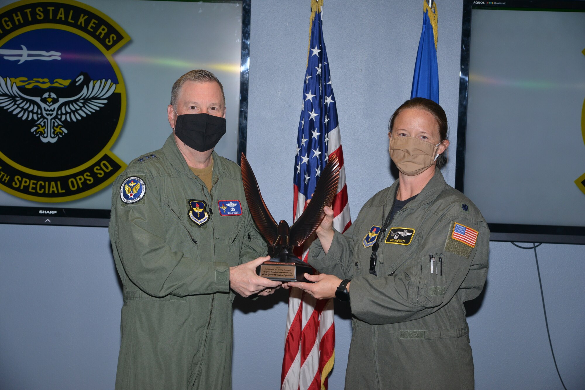 AETC commander presents award to 415th SOS commander