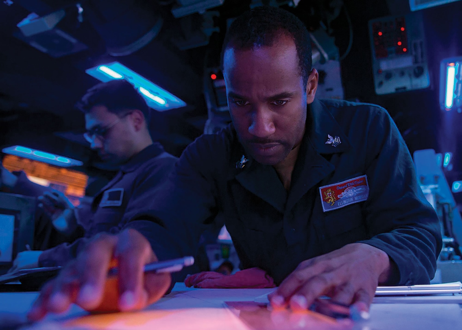 Sailor tracks contact bearings during Taiwan Strait transit aboard USS Shiloh