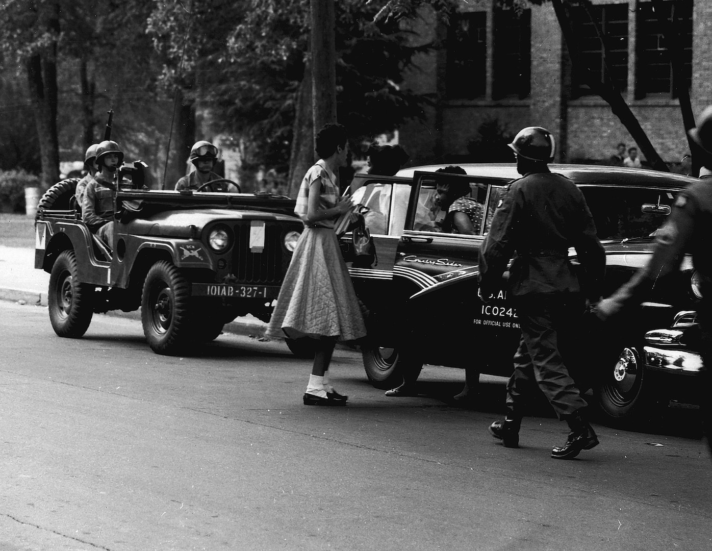 Soldiers from 1st Airborne Battle Group, 327th Infantry Regiment, escorting students in Little Rock, Arkansas