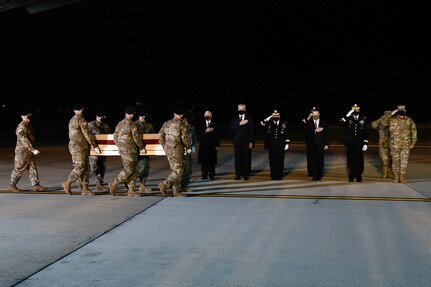 A U.S. Army carry team transfers the remains of Army Staff Sgt. Kyle McKee, of Painesville, Ohio, Nov. 16, 2020, at Dover Air Force Base, Delaware. McKee was assigned to Aviation Company, Task Force Sinai. (U.S. Air Force photo by Airman 1st Class Faith Schaefer)