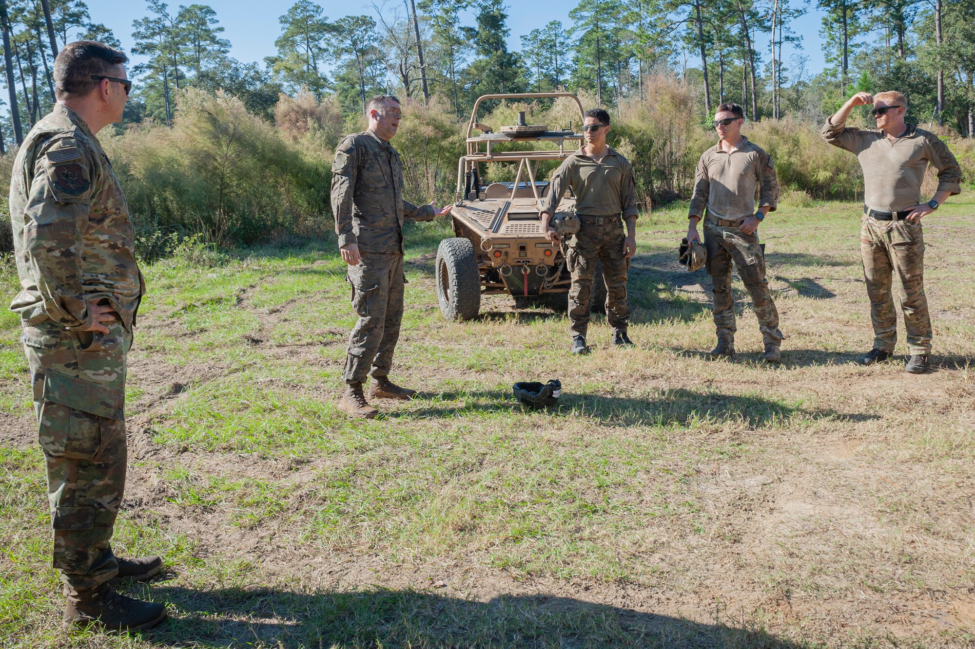 Photo of Col Walls speaking to Airmen