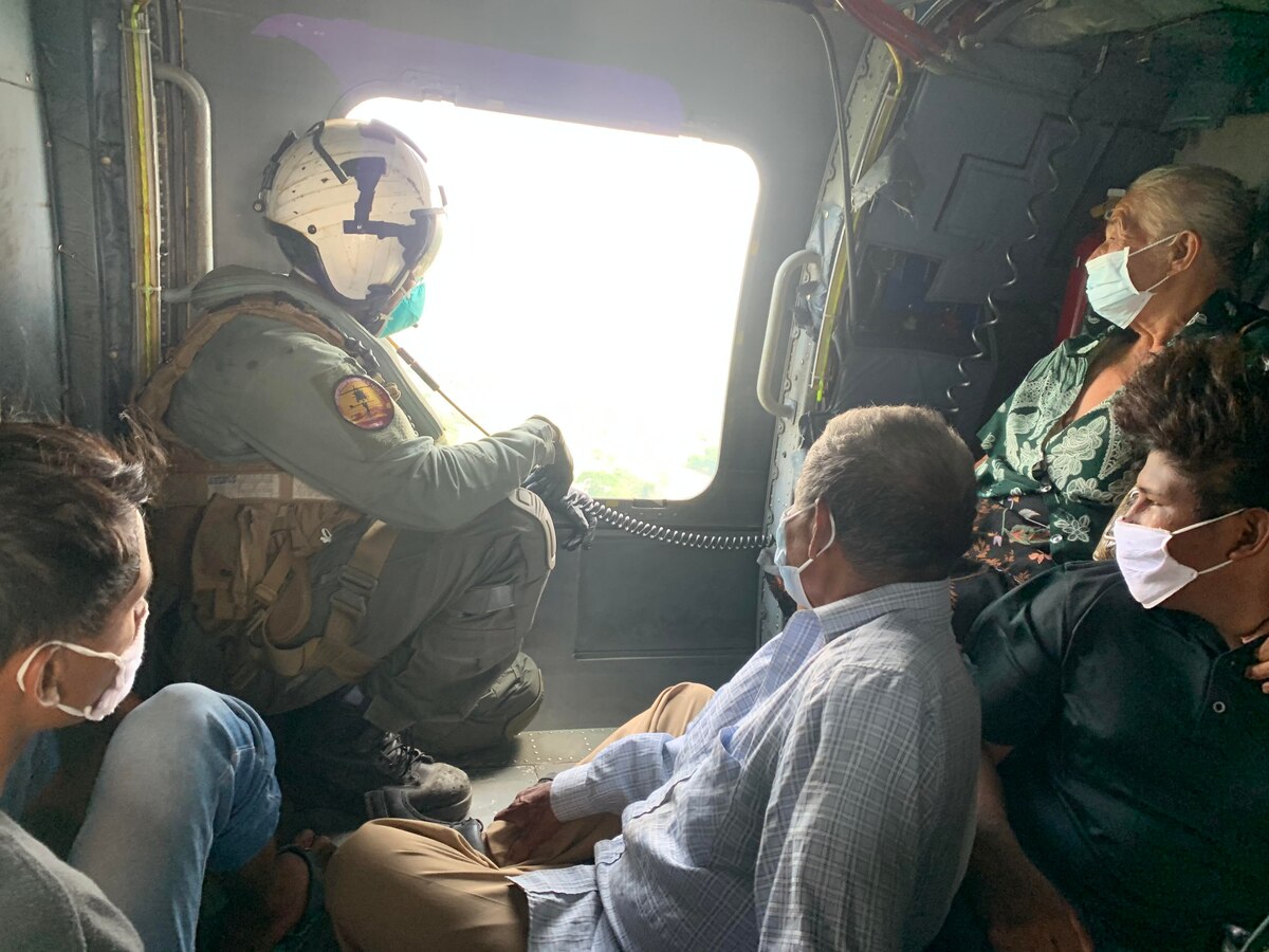 Aircrewmen assigned to HSM-37, Det. 7, assigned to USS William P. Lawrence (DDG 110), assist with U.S. Southern Command’s Hurricane Eta relief efforts in Central America.