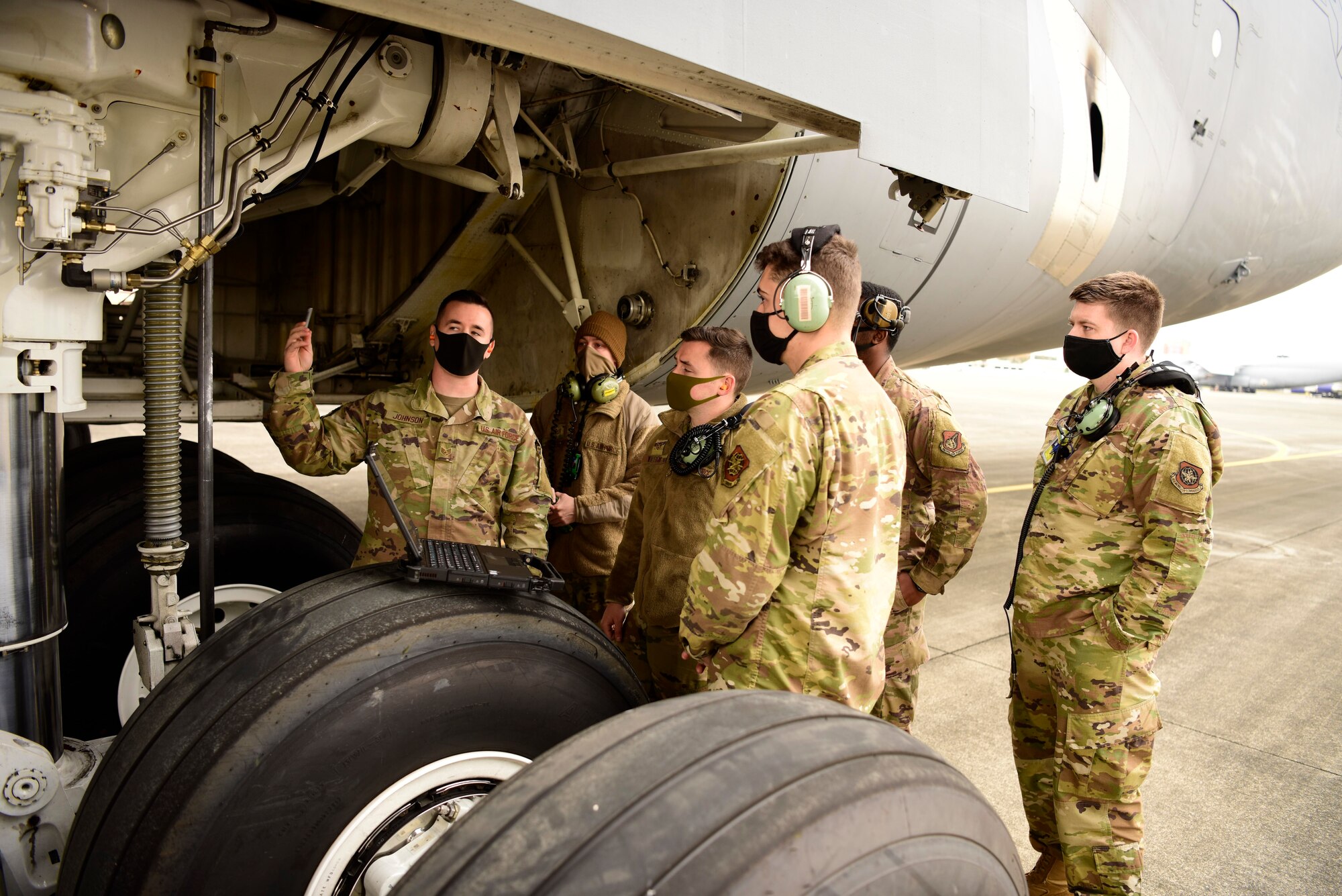 Yokota Airmen train on 515th AMOW C-5M Super Galaxy