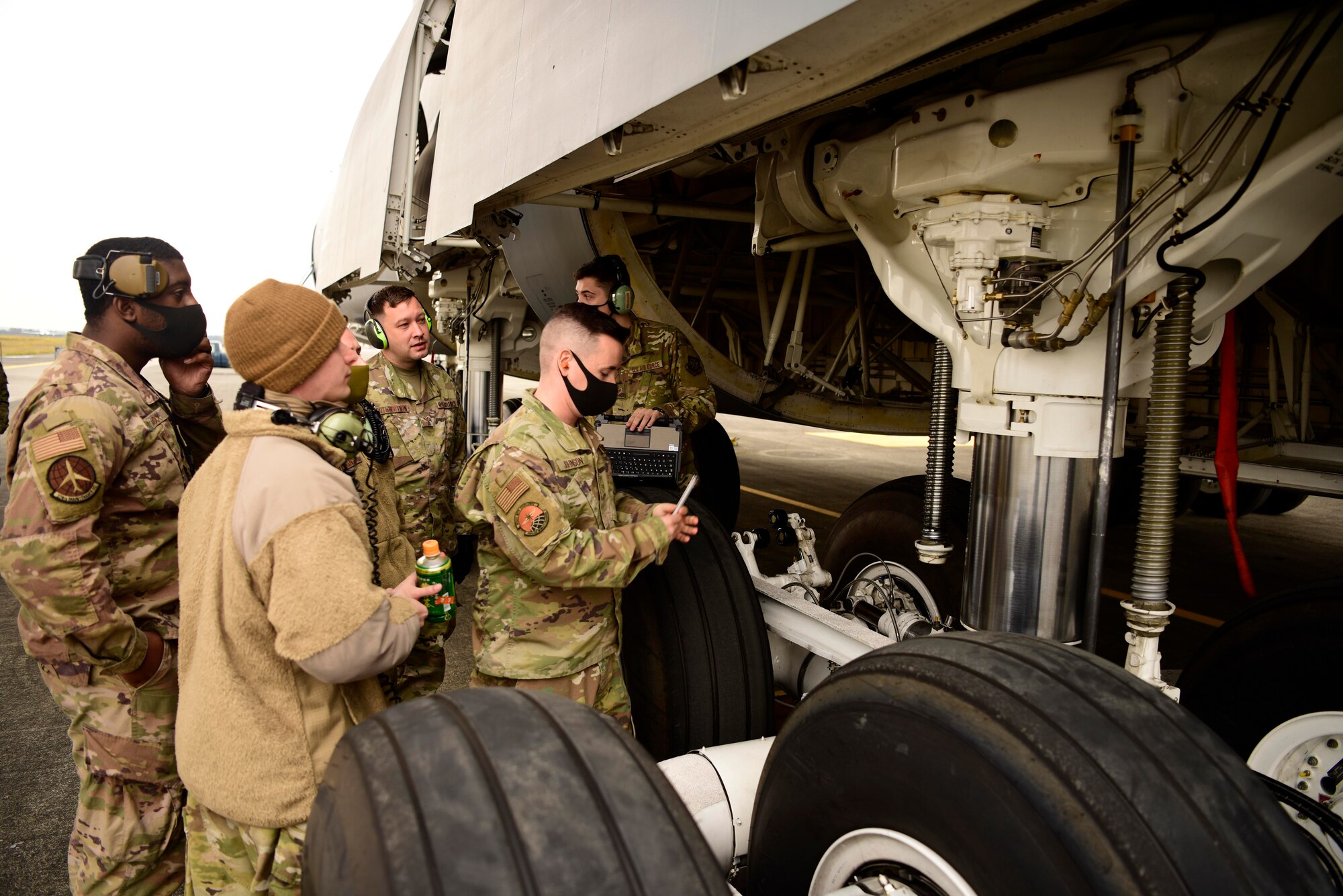 Yokota Airmen train on 515th AMOW C-5M Super Galaxy