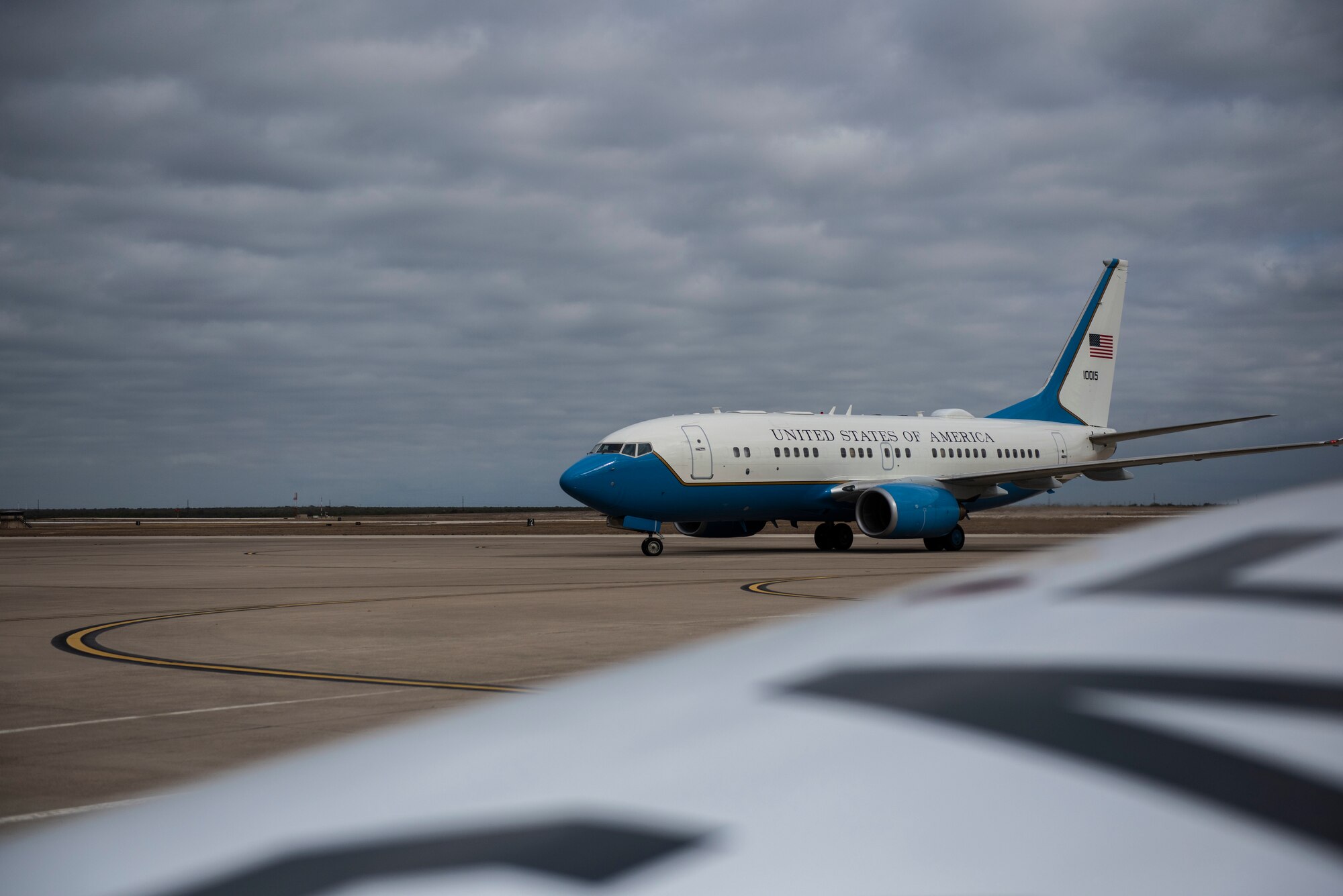 A C-40B from the 89th Airlift Wing at Joint Base Andrews, Md., lands at Laughlin Air Force Base, Texas, on Nov. 18, 2020. Officer and enlisted Airmen from the 89th AW traveled here to recruit personnel for positions at their wing including pilots, navigators, flight engineers, flight attendants, ect. (U.S. Air Force photo by Airman 1st Class David Phaff)