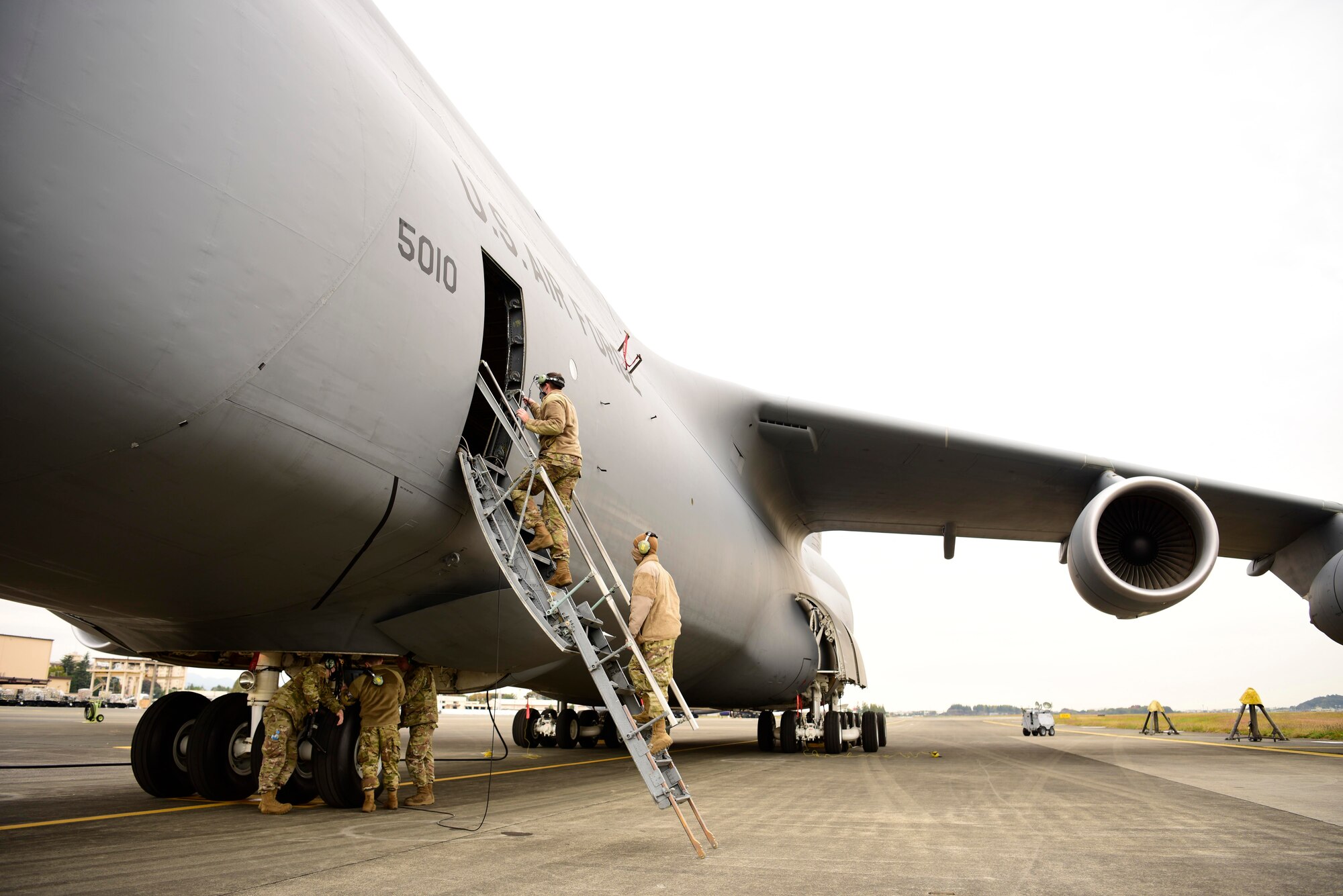 Yokota Airmen train on 515th AMOW C-5M Super Galaxy