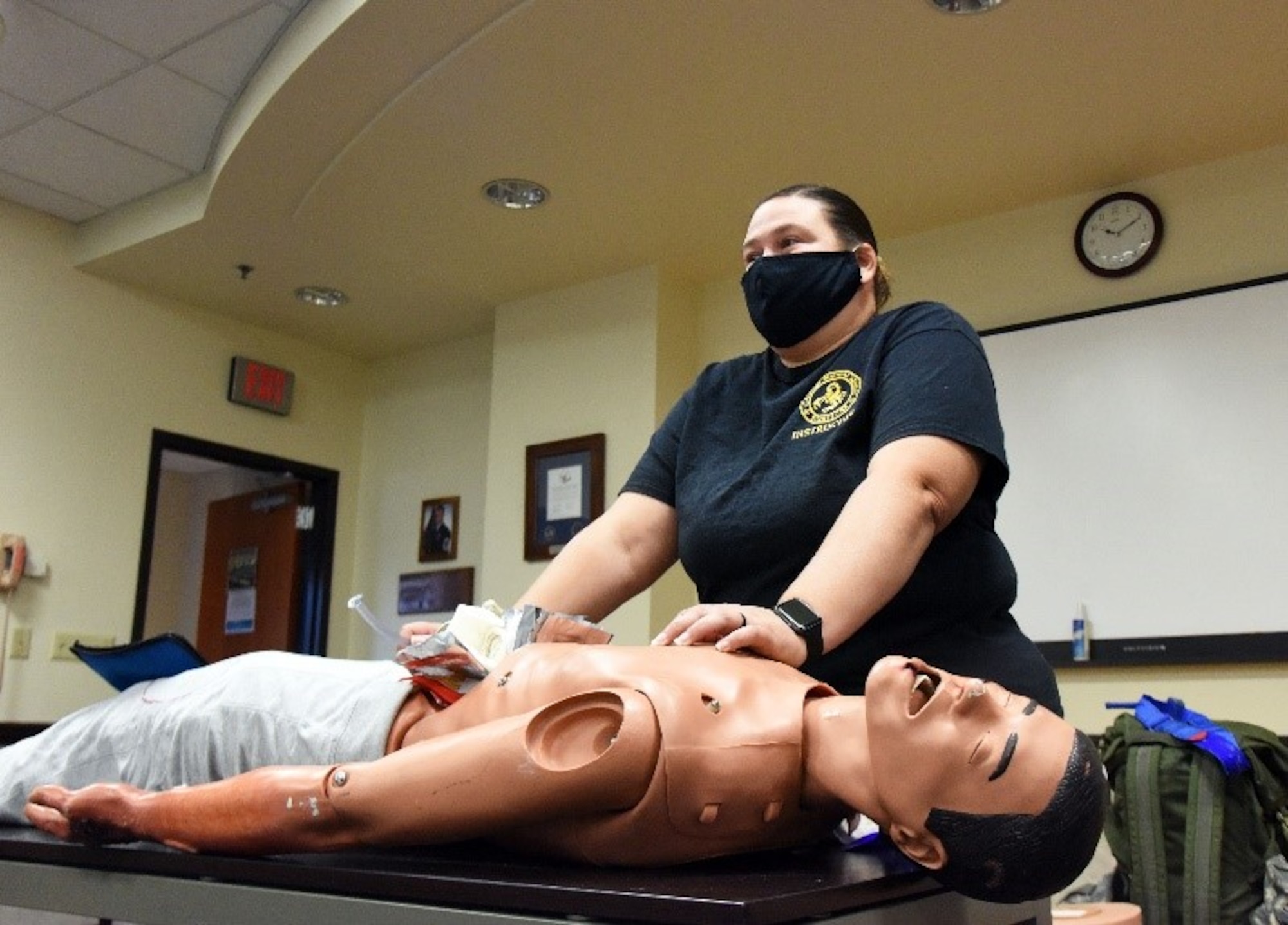 Barbara Hoyt, 421st Combat Training Squadron contingency skills instructor, instructs participants about tactical combat casualty care at the 108th Medical Group training classroom, Nov. 16, 2020 on Joint Base McGuire-Dix-Lakehurst, N.J. Hoyt specializes in TCCC to ensure that military personnel provide pre-hospital care to others while in combat zones. (U.S. Air Force photo by Daniel Barney)