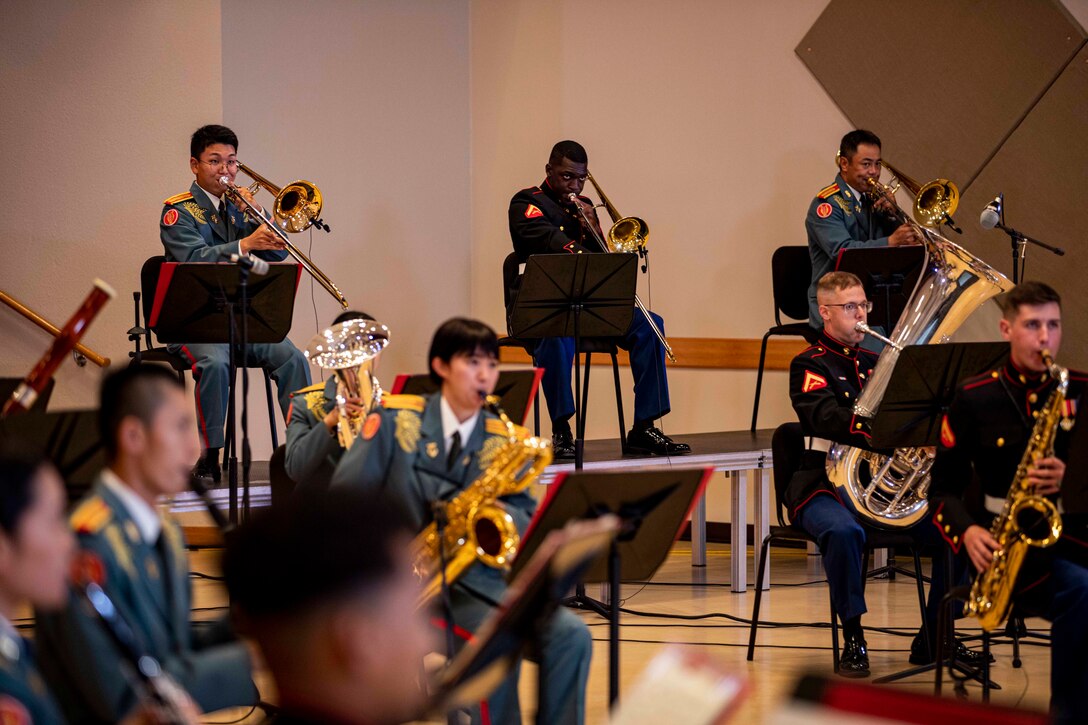 演奏レコーディン中の第15音楽隊と遠征軍音楽隊。沖縄県北谷町にある米海兵隊基地キャンプ・フォスターで11月17日、陸上自衛隊第15音楽隊と第三海兵遠征軍音楽隊による合同演奏のレコーディングが行われました。