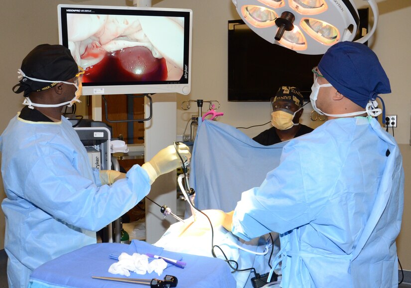 Laparoscopy Is New Standard In Metc Surgical Tech Training Joint Base San Antonio News
