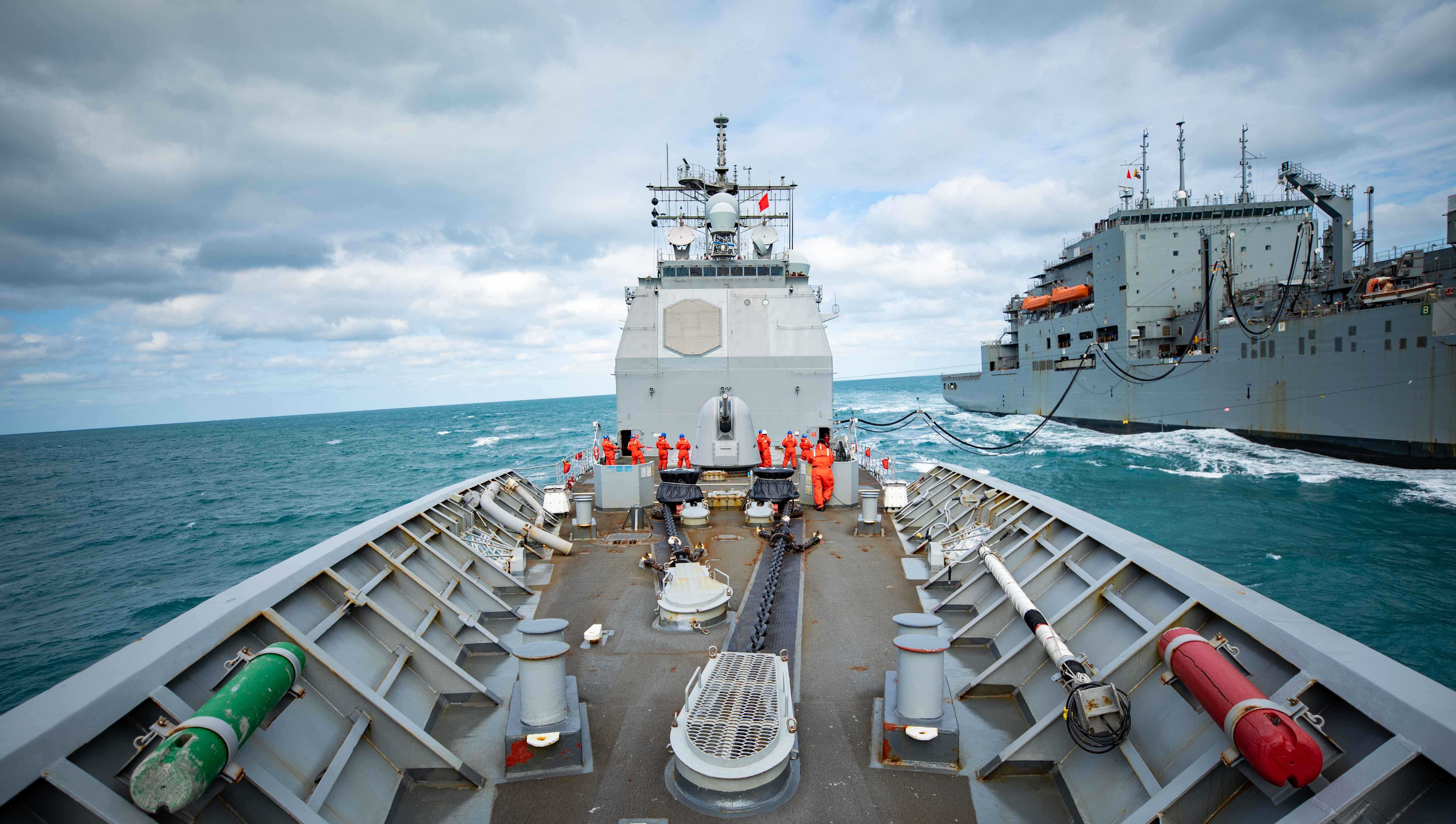 USS Shiloh (CG 67) replenishes from USNS Charles Drew (T-AKE 10).