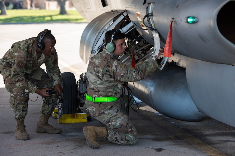 Detachment 12 teaches redesigned F-16 crew chief course; creates combat ready crew chiefs