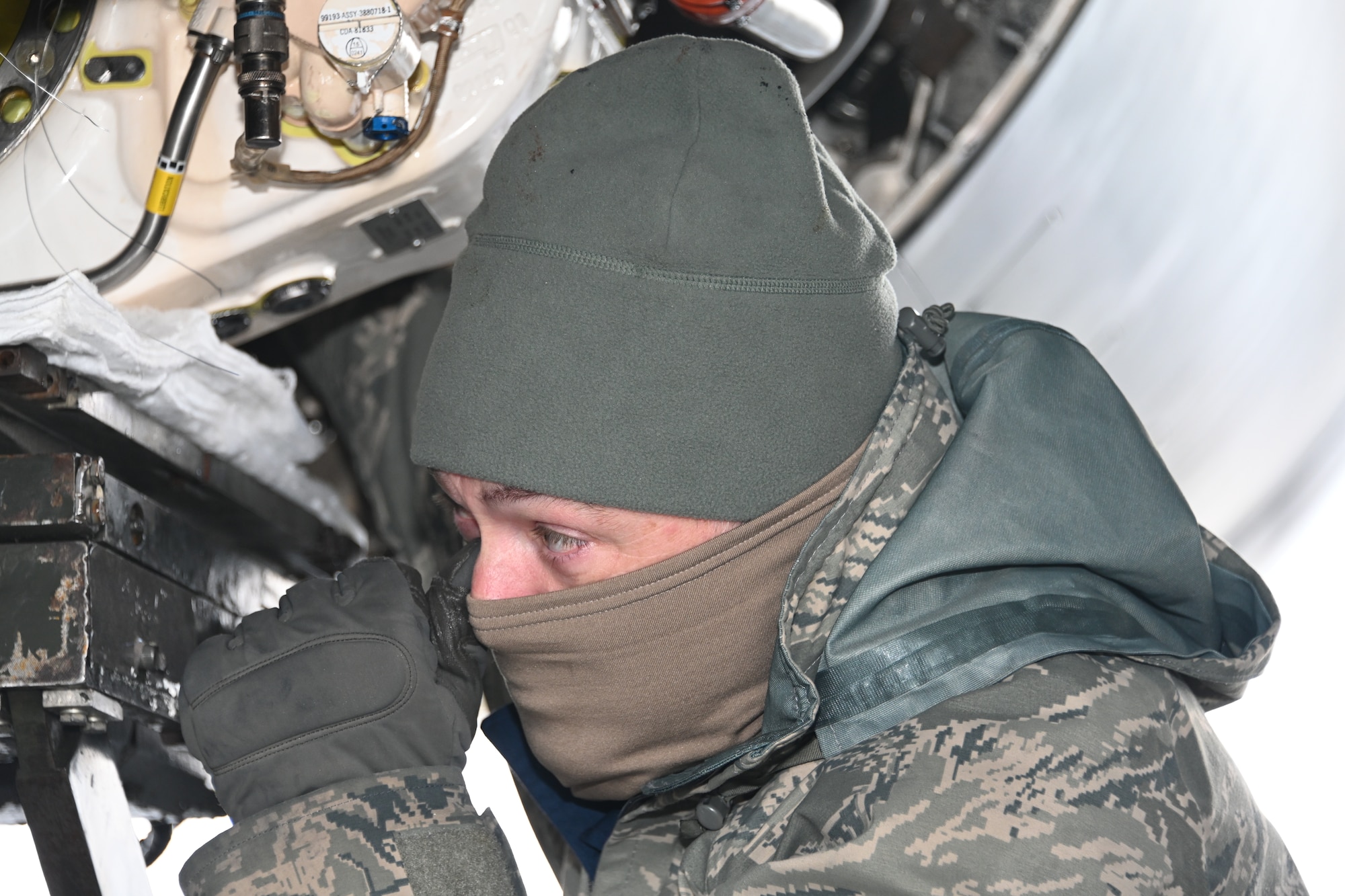 Photo of Airman working on B-1.