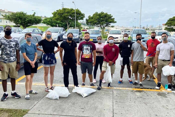 第469海兵隊軽攻撃ヘリコプター飛行隊は、沖縄県うるま市にある浜比嘉島を訪れ、観光を兼ねながらゴミ拾いを行いました。