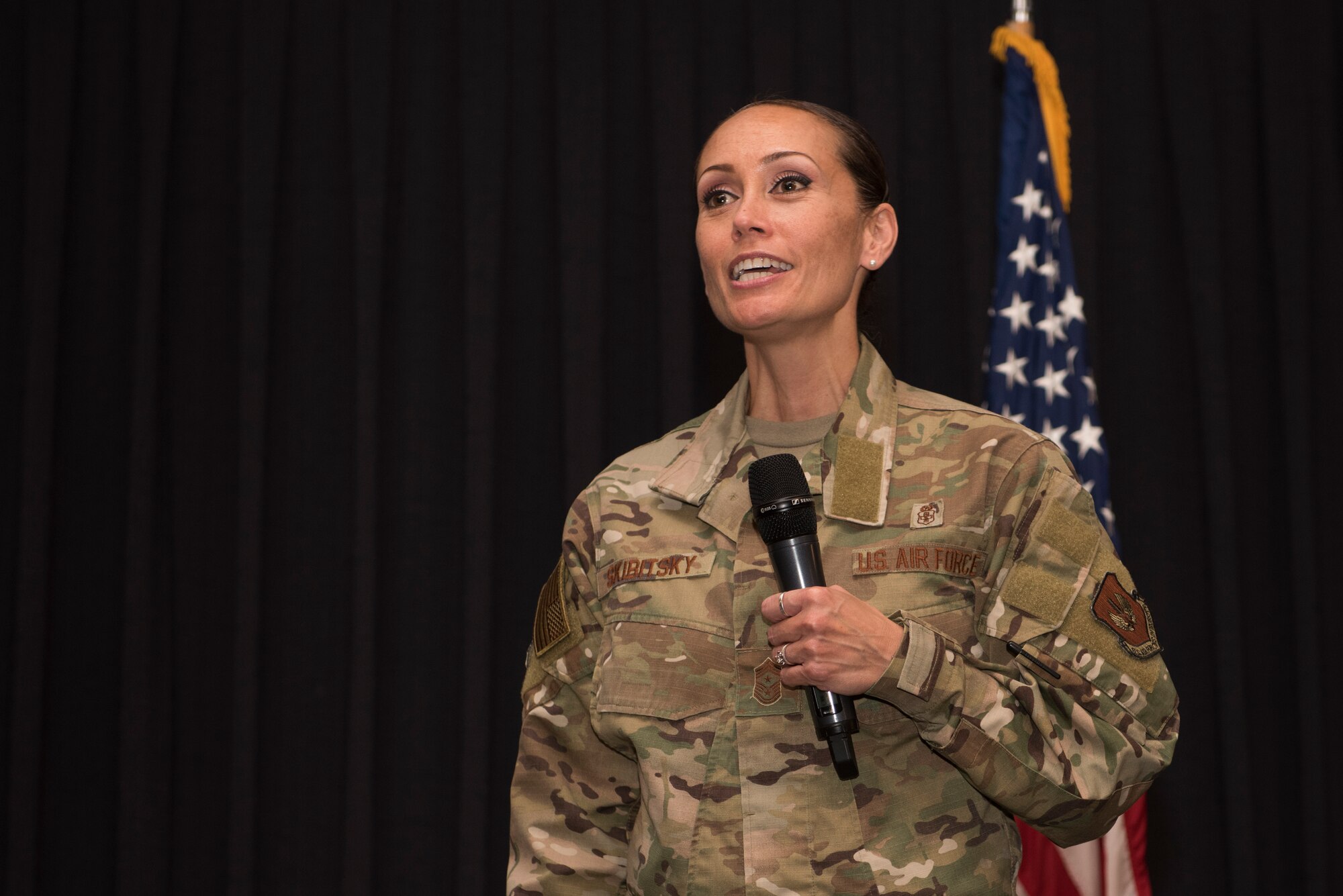 86th AW command chief speaks to Airmen.