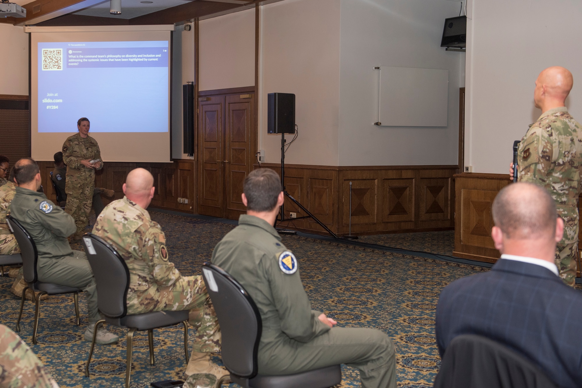 86th AW commander speaks to an Airman.