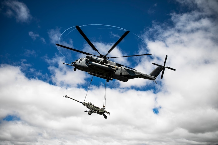 A CH-53E Super Stallion helicopte carries an M777A2 Howitzer during an artillery raid conducted by Charlie Battery, 1st Battalion, 12th Marine Regiment at Pohakuloa Training Area, Hawaii, Sept. 25.