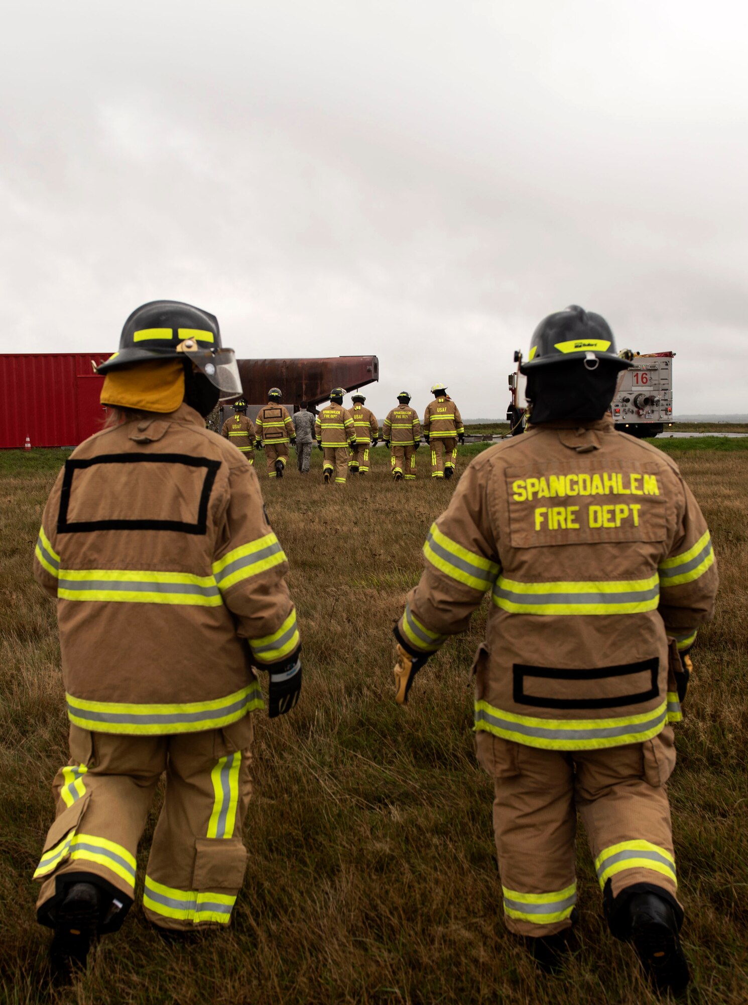 Zwickau, Germany. 23rd Apr, 2023. Firefighters wearing breathing