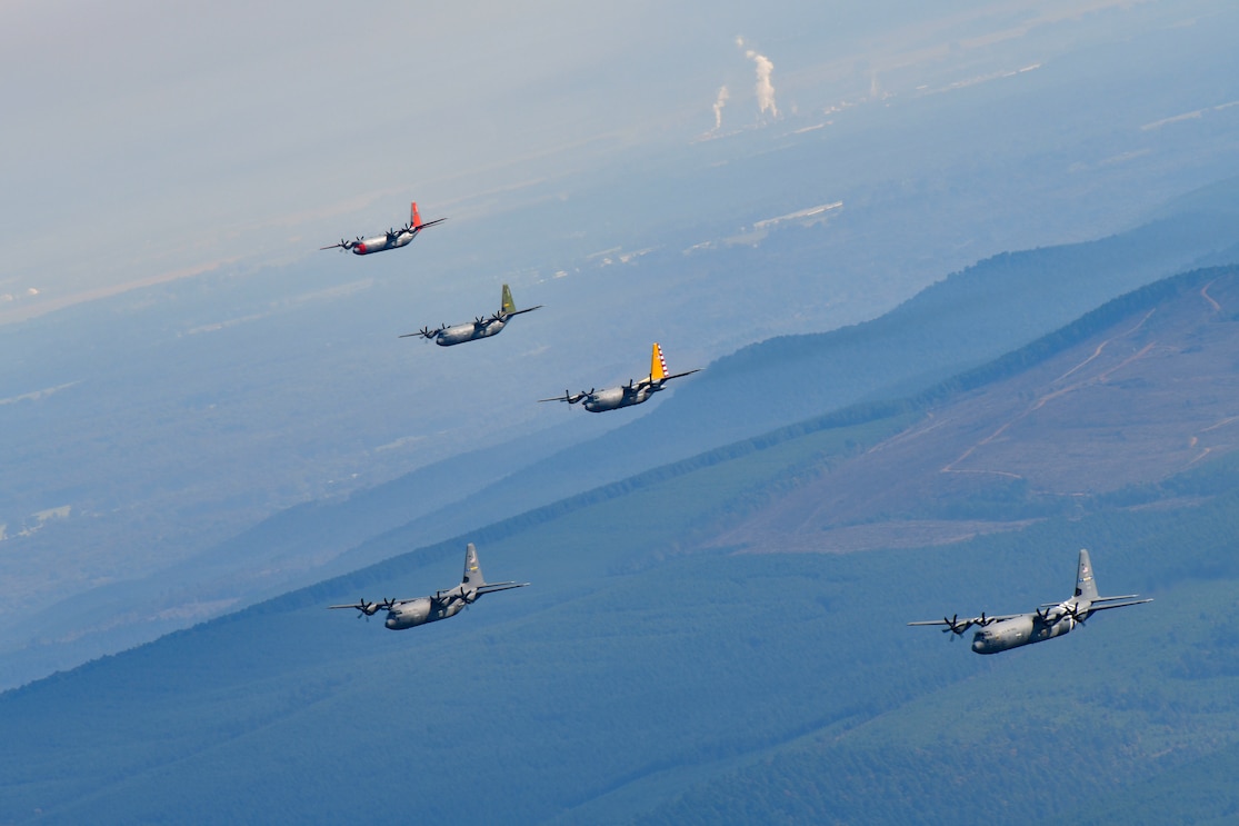 5 planes fly in formation