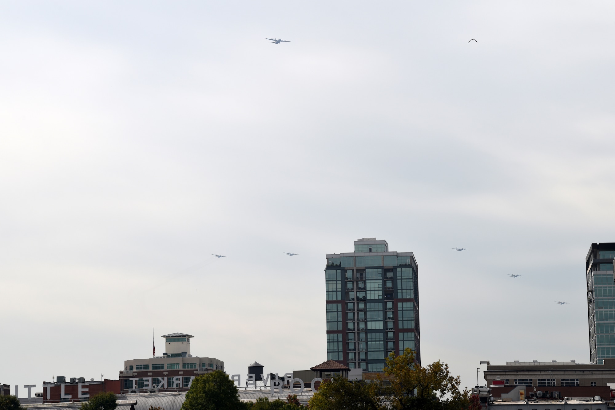 5 Planes fly over Littler Rock City