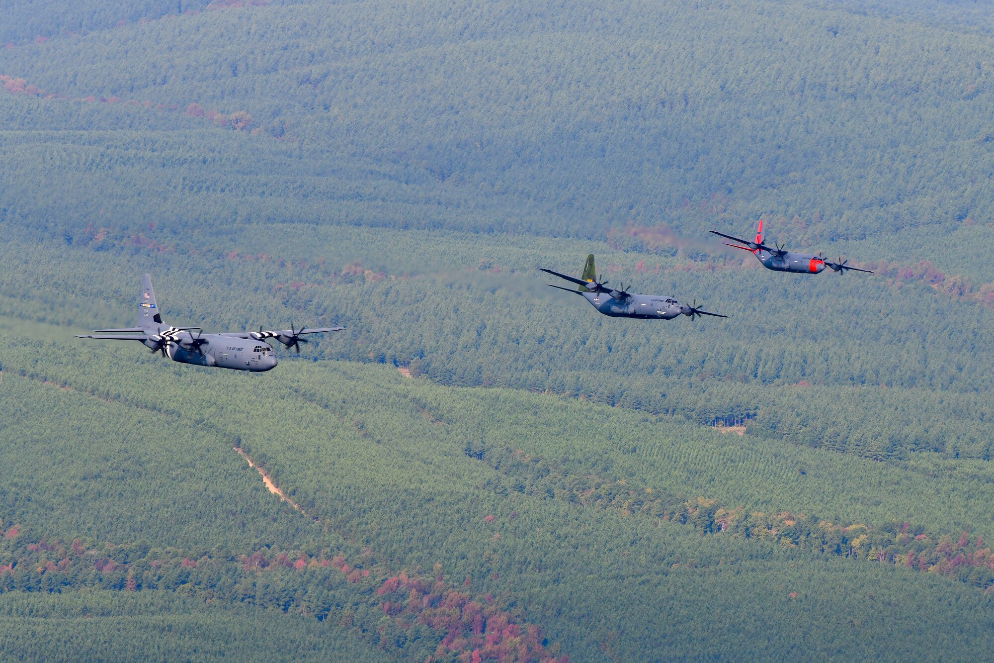 3 planes flying in formation