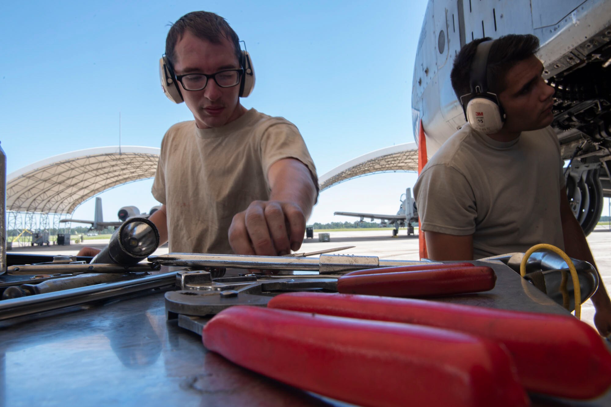 A photo of Airmen preparing to install GAU-8 Avenger 30 mm cannon elements on an A-10C Thunderbolt II.