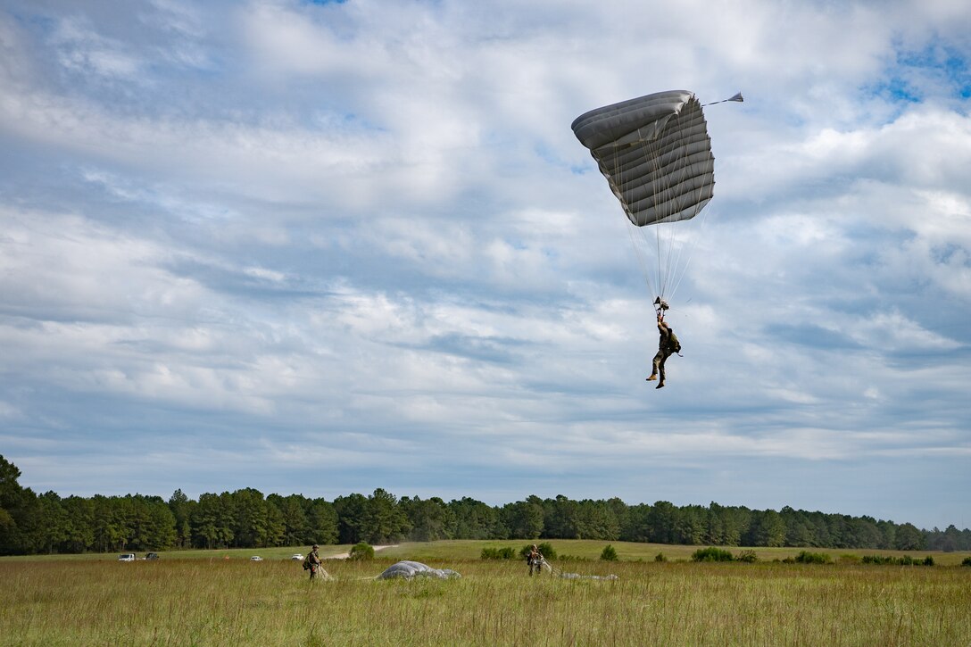 3rd Force Recon conducts airborne operations